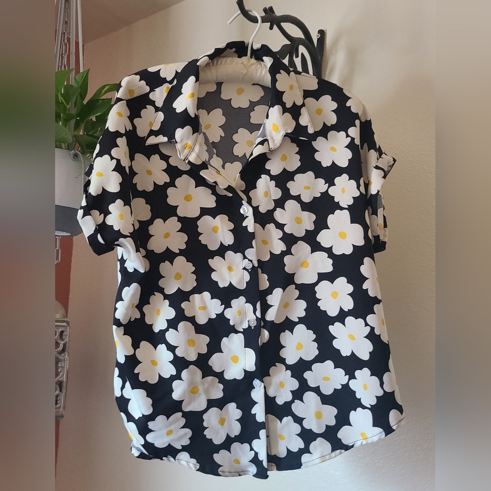 JON & ANNA  Contemporary Women's Daisy Button Up Shirt Size Large